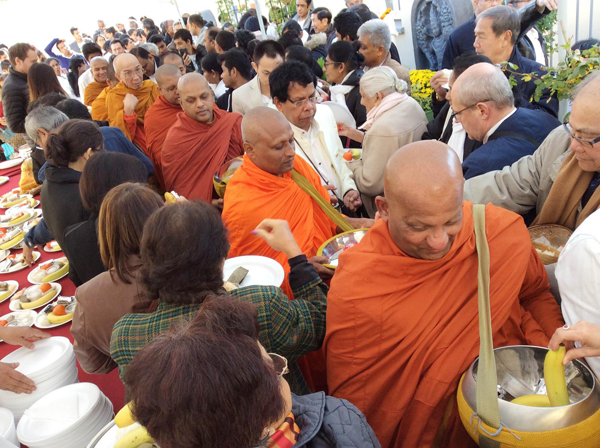 Paris_International_Centre_of_Bouddhique_Katina_Puja_-_October_30,_2016_-__(18)[1]