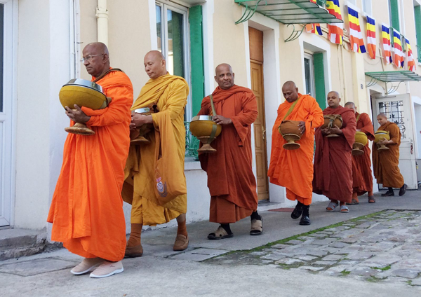 Paris_International_Centre_of_Bouddhique_Katina_Puja_-_October_30,_2016_-__(2)[1]