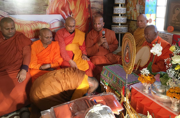 Paris_International_Centre_of_Bouddhique_Katina_Puja_-_October_30,_2016_-__(48)[1]