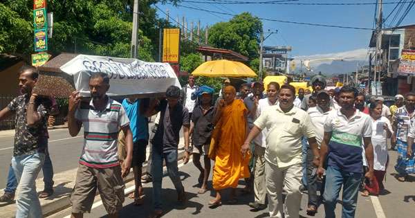 ගොවීන් පිරිසක් හෙට්ටිපොළ විරෝධයක්