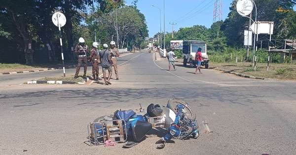 සෆාරි රථය යතුරු පැදි කරුගේ හිස මතින් යයි