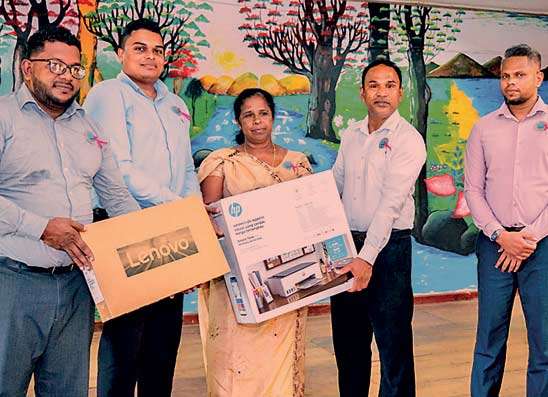 laptop.lk සමාගමෙන් වවුනියාව පැරකුම් මහ විදුහලට රුපියල් මිලියනයකට අධික Laptop සහ Desktop