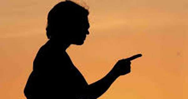 උසස් පෙළ සිසුන්ට පාසලේ දී තියුණු ආයුදයක් පෙන්නලා