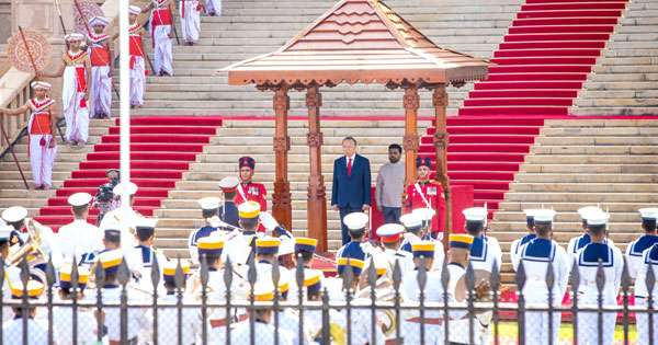 වියට්නාම් ජනපතිගෙන් හෝ චි මිං පිළිරුවට පුෂ්පෝපහාර