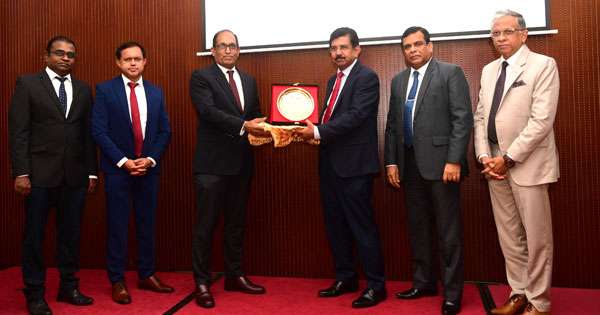 දොළොස් දාහකට අක්ෂි කුණිත බද්ධ කරයි