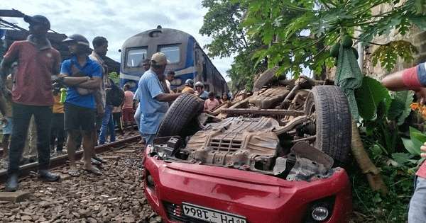 මෝටර් රියක් දුම්රියක ගැටේ