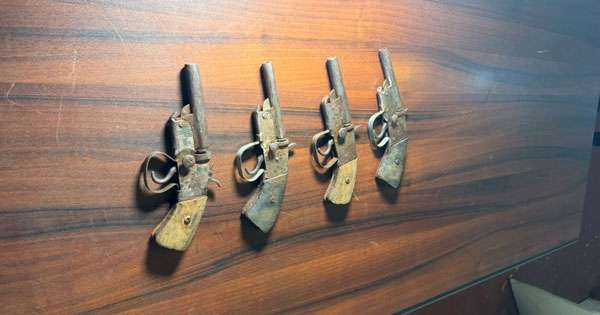 කාටද දෙන්න ගෙනා ගිනි අවි හතරක් දෙමටගොඩින් අල්ලයි