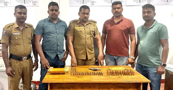 ගිනි අවි සහ කුඩු සමග දෙකක් මාට්ටු