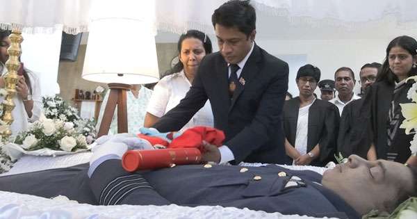 වින්ග් කමාන්ඩාර් නිර්මාල්ගේ උපාධි ලෝගුව දේහයට පළඳවයි