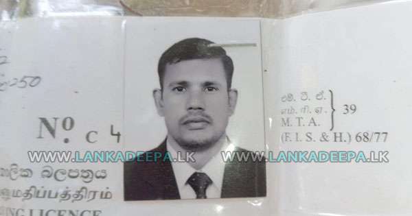 අත් ට්‍රැක්ටරය කැබ්රියක ගැටී ගොවියෙක් මරුට