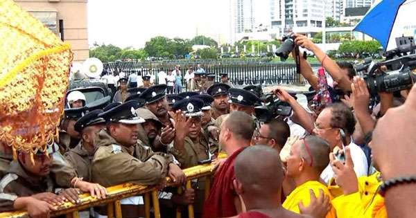 ඥානසාර හිමිට නිදහස පතා ආ පාද යාත්‍රාව ජනපති ලේකම් කාර්යාලය අසලට