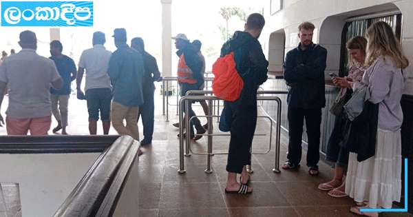 කොච්චියෙන් කොළඹ ආ 700ක් අ‘පුරේ කොටුවෙති