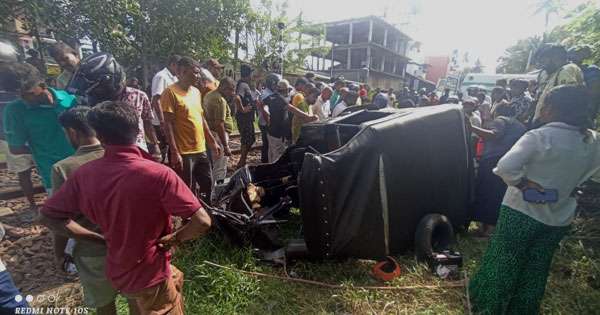 ත්‍රිරෝද රථය දුම්රියේ හැපි දෙදෙනකුට බරපතල තුවාල