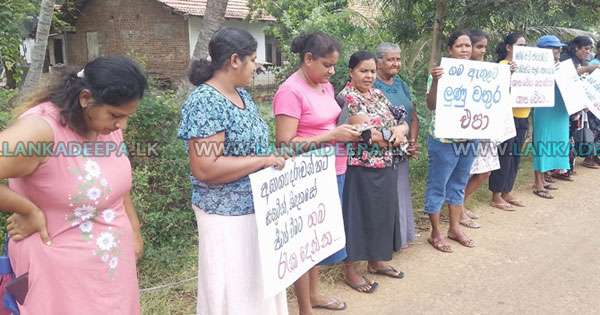 වැලි කැණිමකට එරෙහිව මංගලඑළිය ගැමියෝ පාරට බසිති