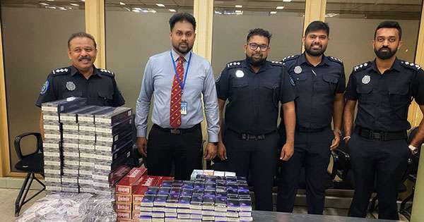 හොර පාරෙන් ගෙනා දුම්වැටි තොගයක් කටුනායකදී මාට්ටු