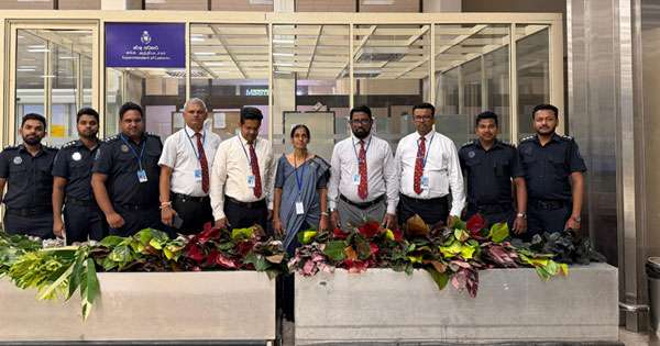 නීතී විරෝධිව ගෙන ආ මල් පැළ සමඟ ගුවන් මගියා අල්ලයි