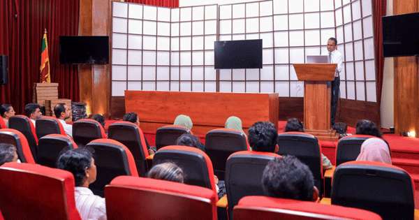 සරසවි සිසුන්ට ජනපති අරමුදලින් අධ්‍යාපන උපකරණ