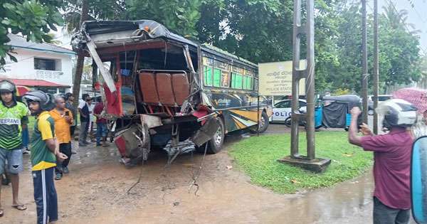 කොග්ගලදී දුම්රියේ ගැටුණු බසයේ බලපත අවලංගුයි