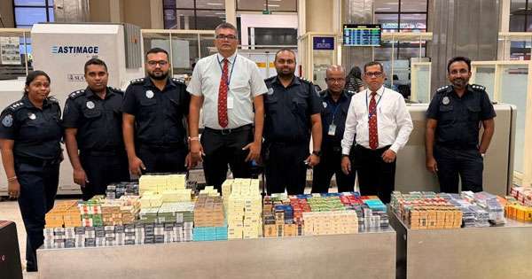 දුම්වැටි-ජංගම දුරකතන සමඟ විදෙස් ජාතිකයින් 5ක් අල්ලයි