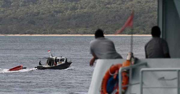 ඉන්දුනීසියා මගී පාරුවක් මුහුද මැදදී ගිනි ගනී