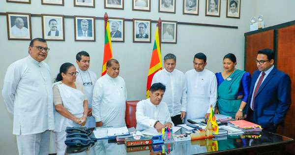 අගමැතිනියට එරෙහි විශ්වාස බංගයට අත්සන් කරයි