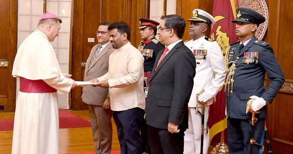 රාජ්‍ය තාන්ත්‍රිකයෝ හය දෙනෙක් අක්තපත්‍ර දෙති