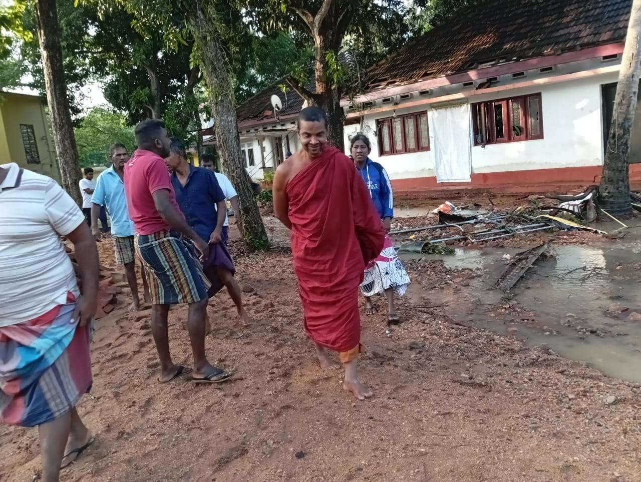 දින තුනක් තිස්සේ පන්සලේ  චෛත්‍ය උඩ සිට දිවි බේරාගත් හාමුදුරුවෝ