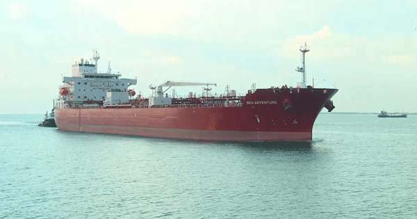 තෙල් තව  නැවක් කොළඹ වරායට