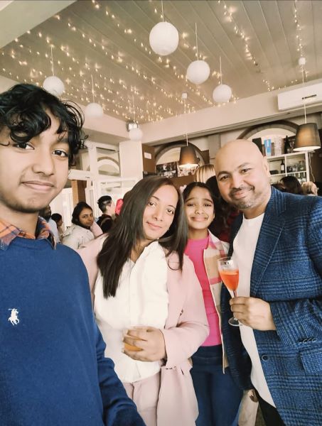 අමල් තම බිරිඳ සහ දරු දෙනො සමග 