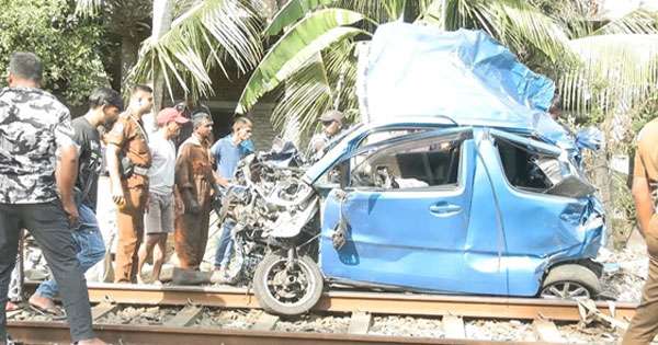 මෝටර් රථයක් දුම්රියක ගැටී  යුවළක් රෝහලේ