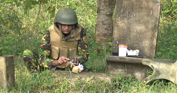 අත් බෝම්බ තුනක් සමග හිටපු ක්මාන්ඩෝ සෙබළෙක් මාට්ටු