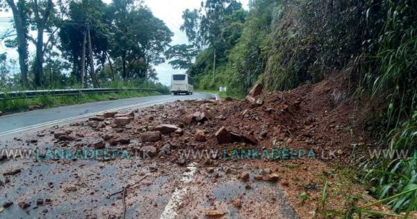 කොළඹ-බදුල්ල මඟටත් හල්දුම්මුල්ලෙන් ගල් කුළු වැටෙයි