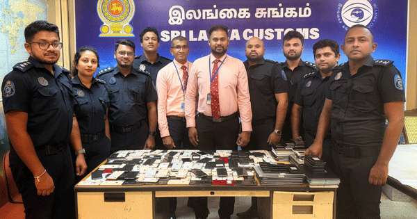 පරිගනක අපරාදකරුවෝ පිරිසක් ගුවන්තොටේදී මාට්ටු