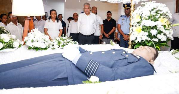 ගුවන් විරුවාට ගෞරව දක්වන්න රනිලුත් යයි