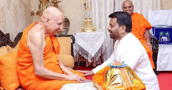 ජනපති මල්වතු-අස්ගිරි මහා නා හිමිවරුන් බැහැ දකී