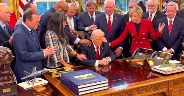 ට්‍රම්ප්ට දෙවියන්ගෙම පිහිටයි