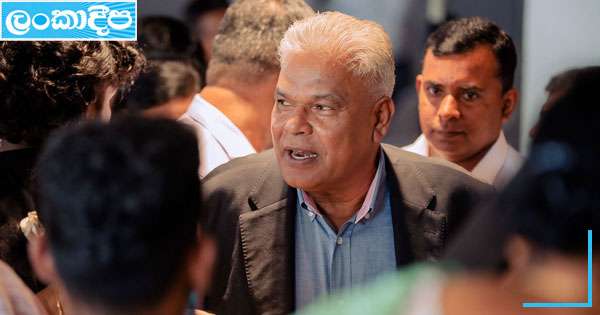 ඩඩ්ලිගේ රෝස් රෝයි රථයට ජී.එල්. පරලවෙලා