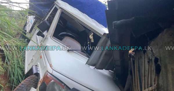 කැබ් රිය නිවසට පෙරැළි 3ක් රෝහලේ