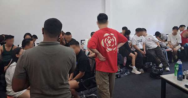 වීසා නැතිව රැඳී සිටි විදේශිකයන් 50ක් අත්අඩංගුවට