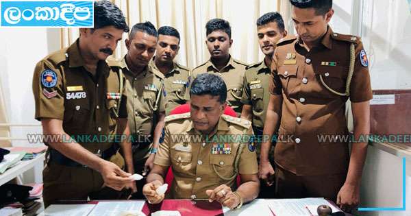 කෝටියක කුඩු සමඟ අයෙක් මාට්ටු