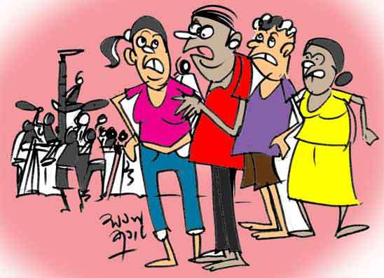 පවුලේ බක්මහ උළෙලෙනුත් ගසා කාලා