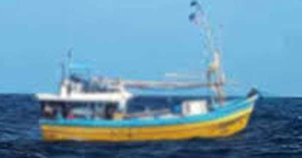 ධීවරයෝ පහක් සමග සැක උර තොගයක් නාවික හමුදා බාරයට