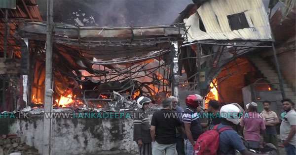 අකුරණ ලී භාණ්ඩ  ප්‍රදර්ශනාගාරයක ගින්නක්