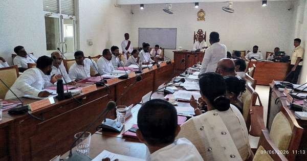 ප්‍රා සභා රැස්වීමෙන් වතුර බෝතල් ඉවතට