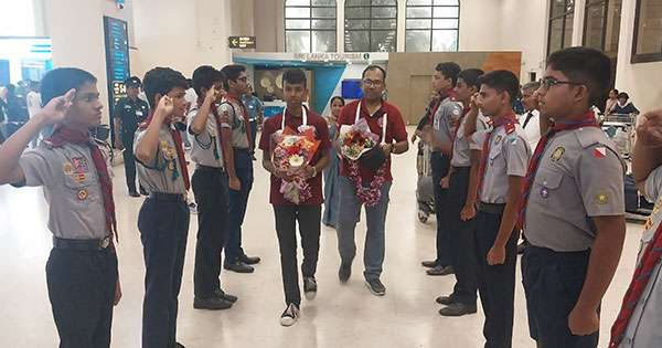 එවරස්ට් තරණය කළ ශ්‍රී ලාංකිකයන් දෙදෙනෙකු කටුනායකට