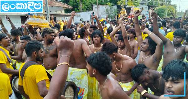 දෙවිනුවර කාවඩි පෙරහර වීදි සංචාරය කරයි