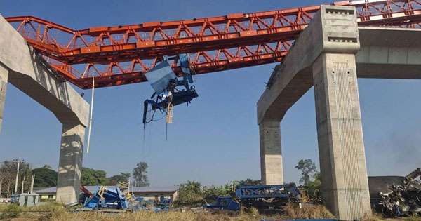 අධිවේගයේ ඉදිකිරීම් කළ දොඹකරය දුම්රිය මැදිරියකට වැටේ