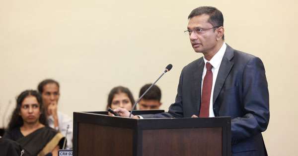 නීති සිසුන්ට පාර්ලිමේන්තුවේ නීති හදන හැටි කියා දෙයි