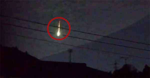 ෆූජි ගිනි කන්දට ඉහළින් අහසේ එළියක්