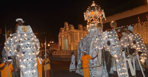ප්‍රථම කුඹල් පෙරහර වීදි සංචාරය කරයි
